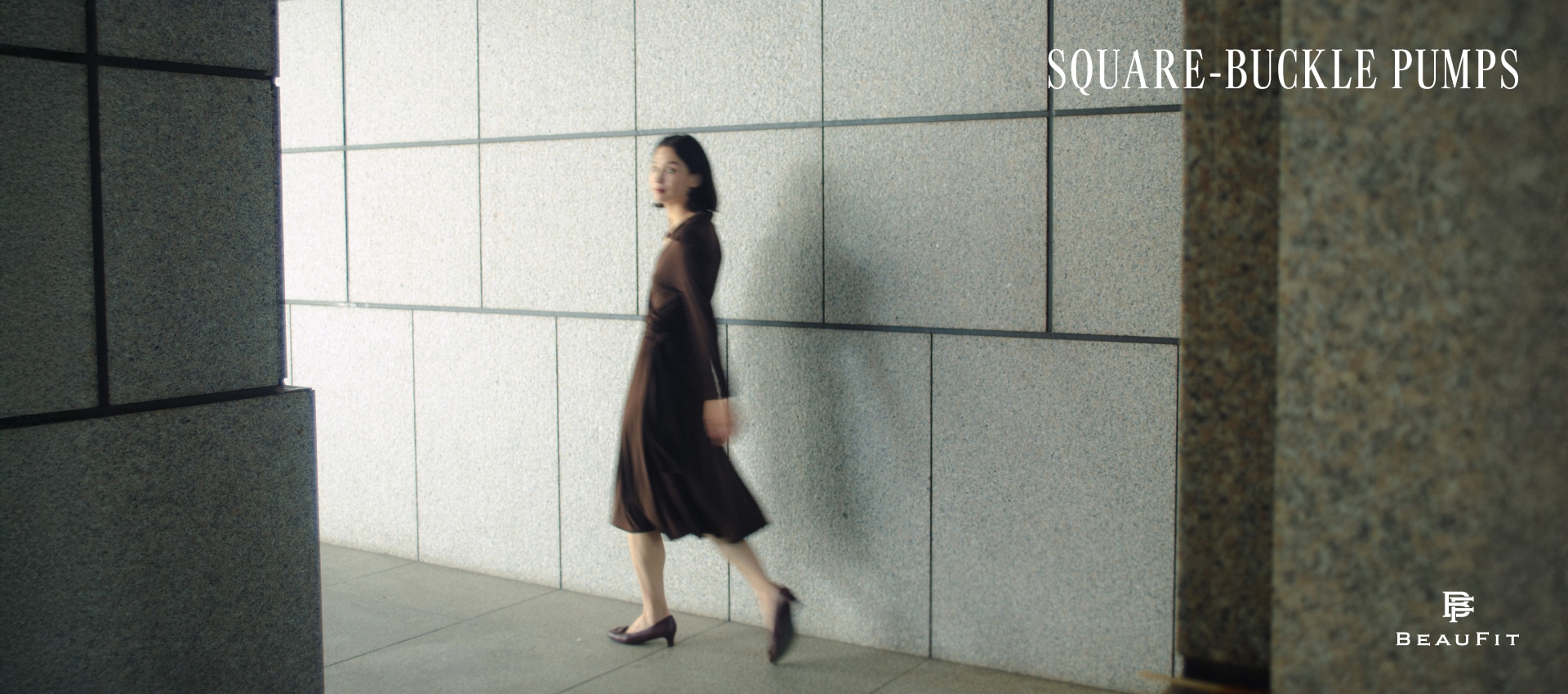ビューフィットスクエアバックルパンプス