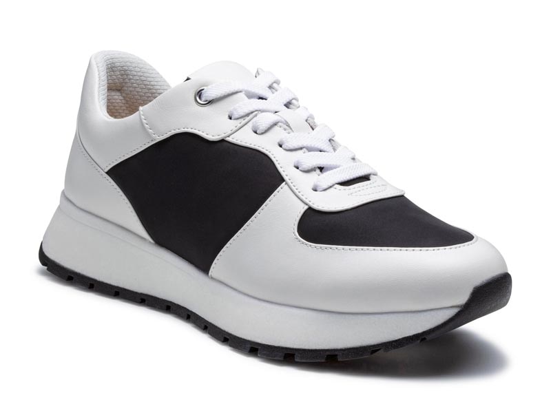 レースアップスニーカー