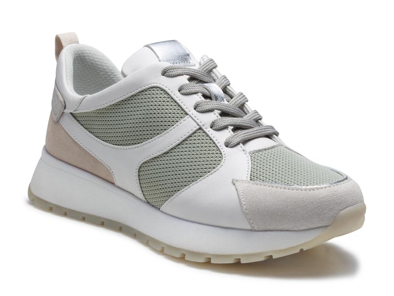 メッシュスニーカー