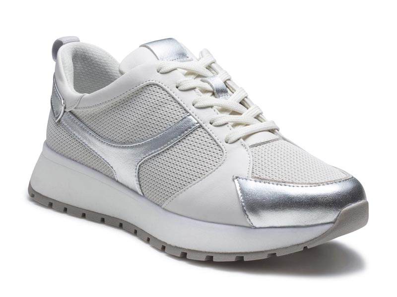 メッシュスニーカー