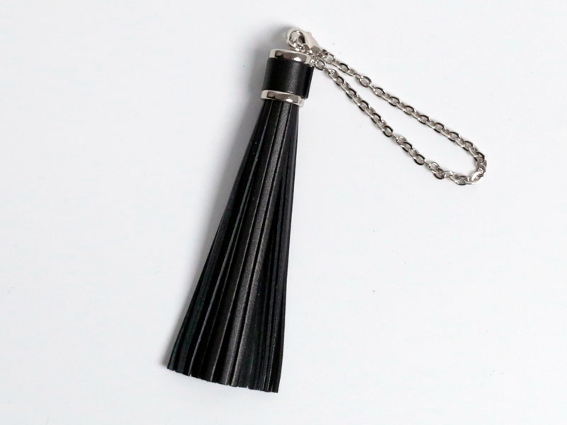 残革を使ったフリンジチャーム