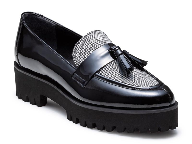 タッセルローファー