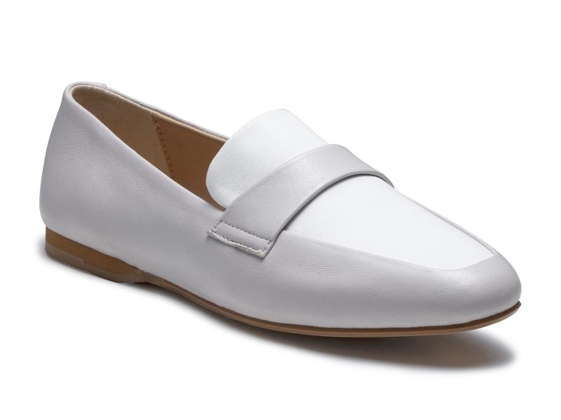 フラットローファー