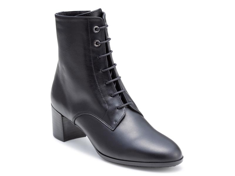 レースアップブーツ