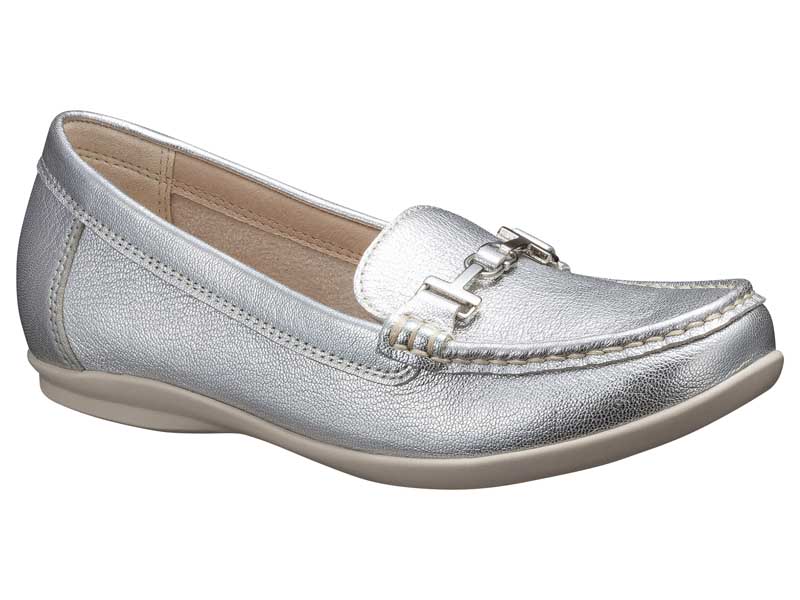 ビット付きフラットシューズ