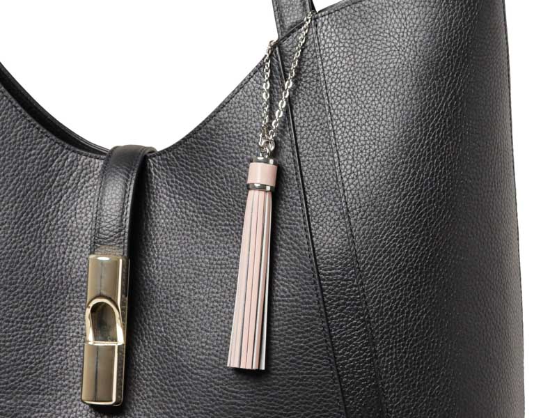 残革を使ったフリンジチャーム