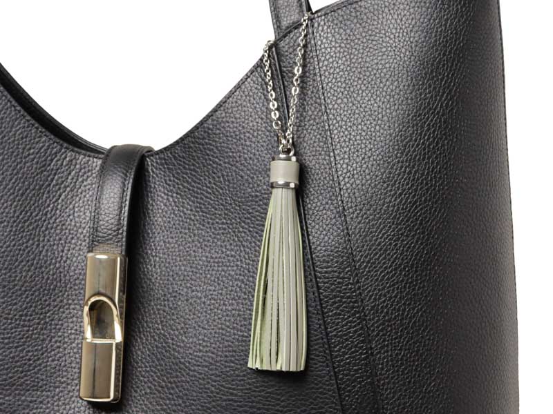 残革を使ったフリンジチャーム