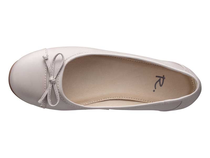 リボン付きフラットシューズ