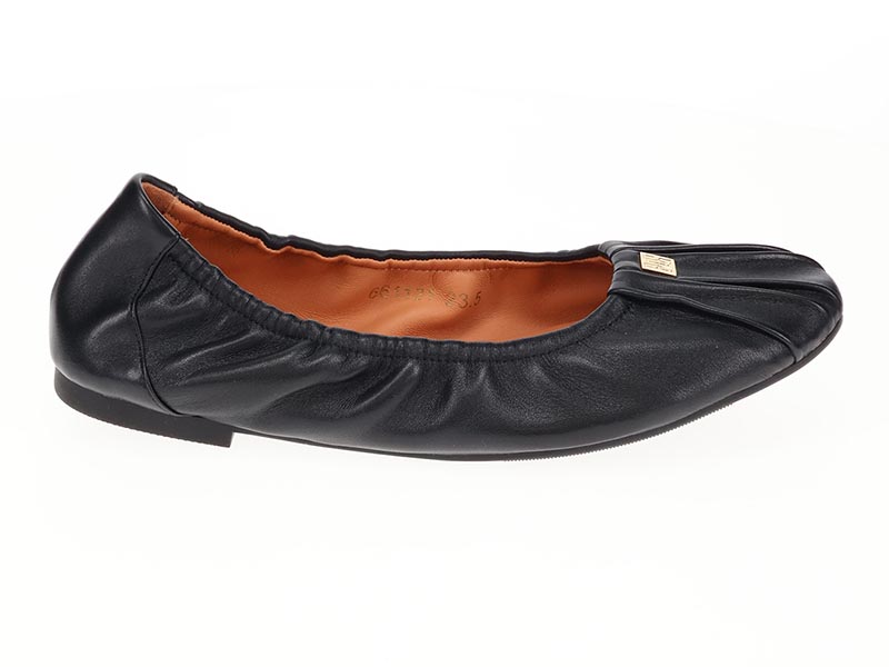 メタルロゴギャザーパンプス