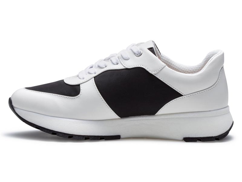 レースアップスニーカー