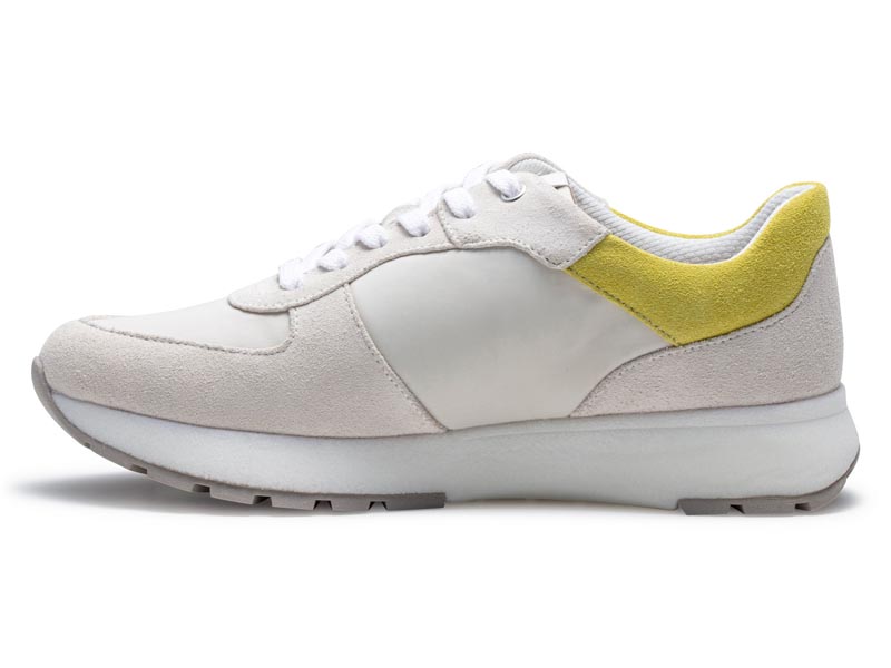 レースアップスニーカー