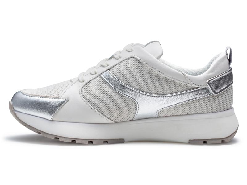 メッシュスニーカー