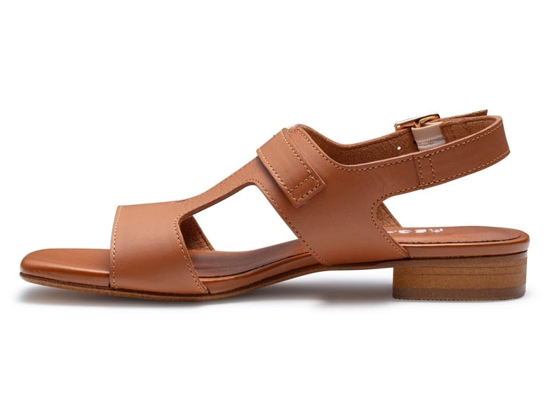 フラットサンダル