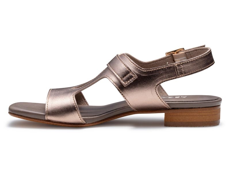 フラットサンダル