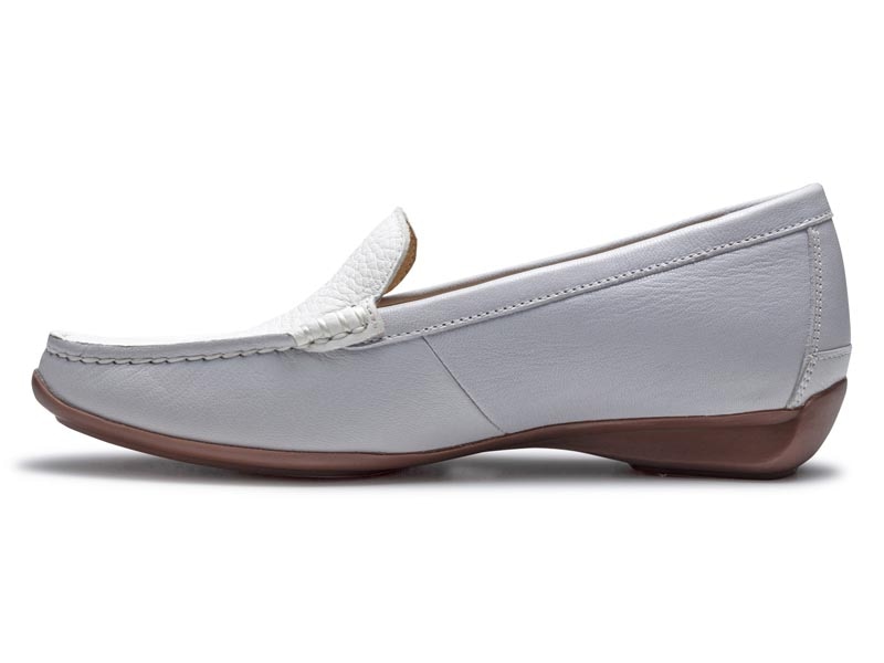 フラットシューズ