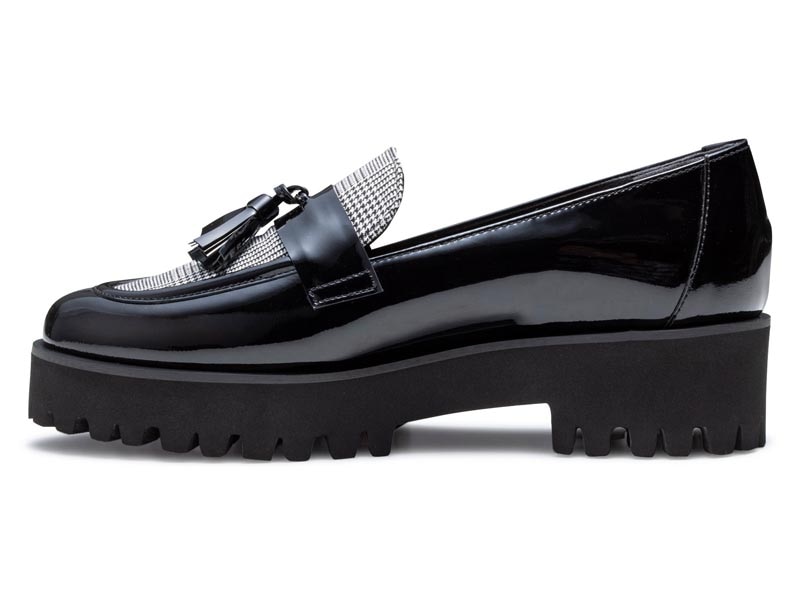 タッセルローファー