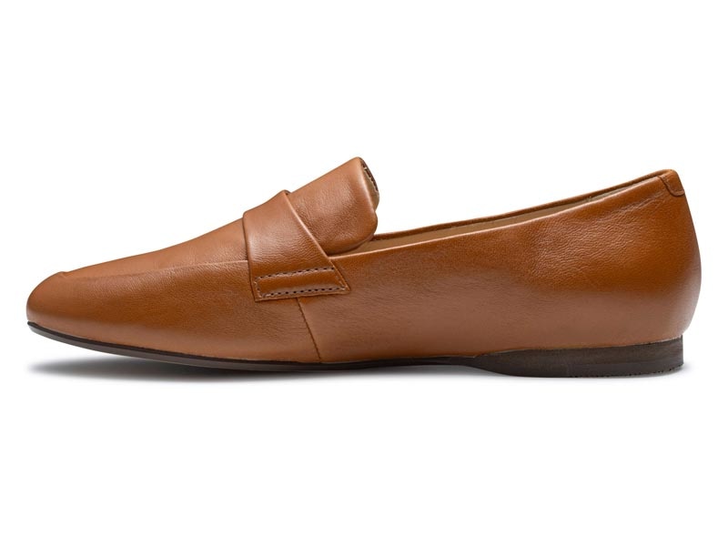 フラットローファー