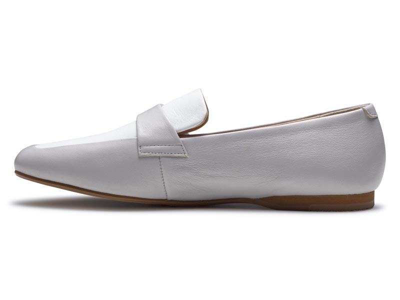 フラットローファー