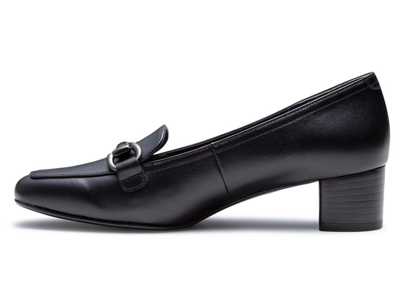 ビット付きパンプス