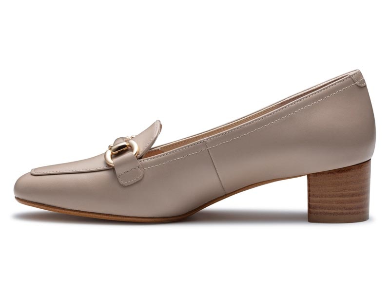 ビット付きパンプス