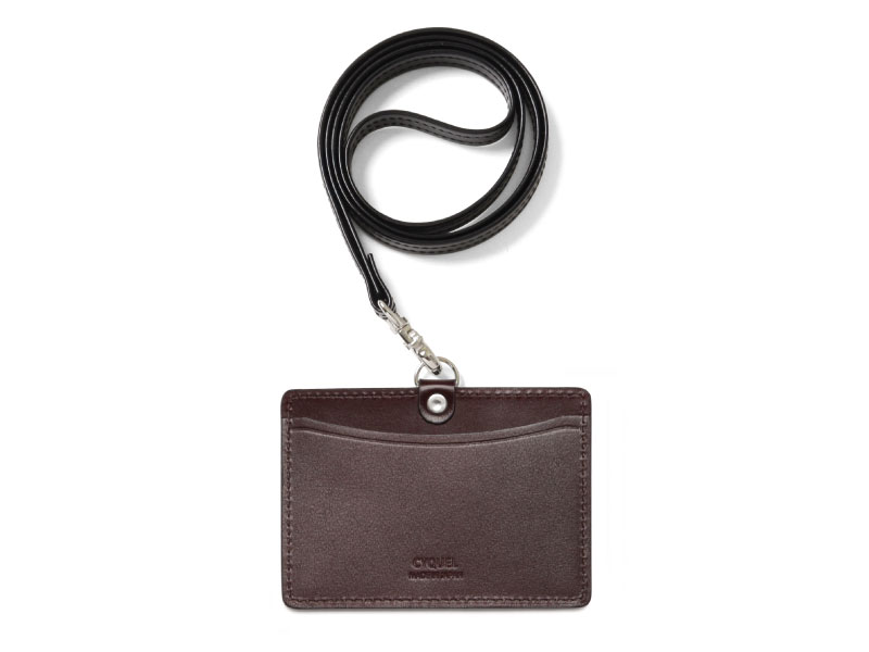 残革を使ったIDホルダー