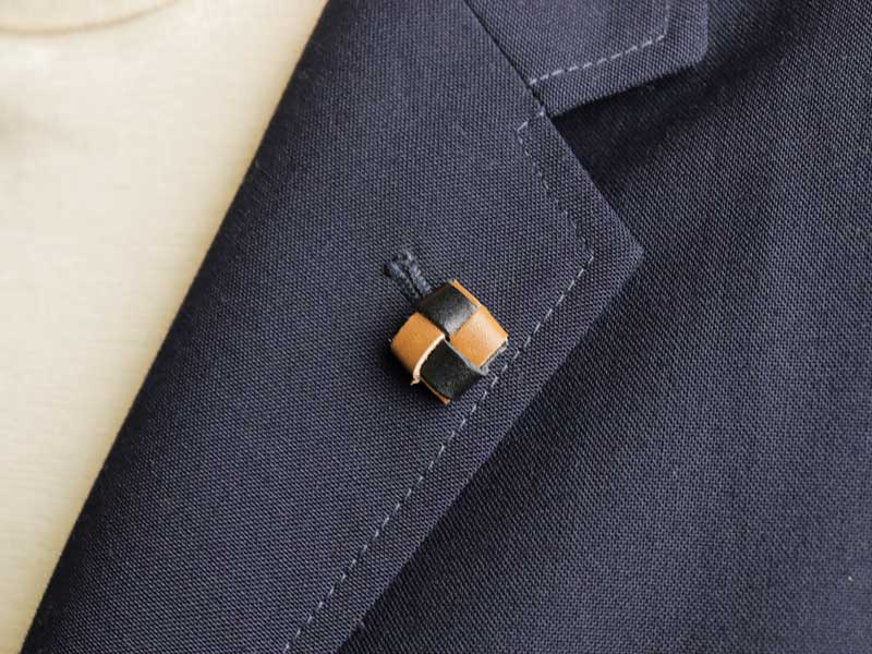 残革を使ったラペルピン