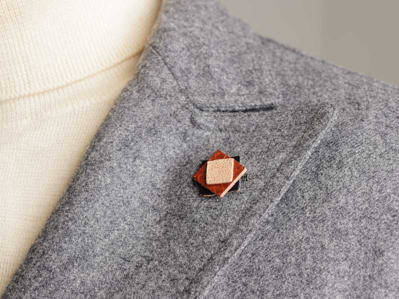 残革を使ったラペルピン