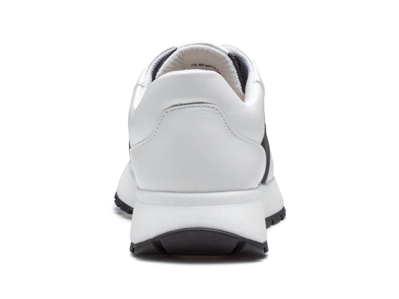 レースアップスニーカー