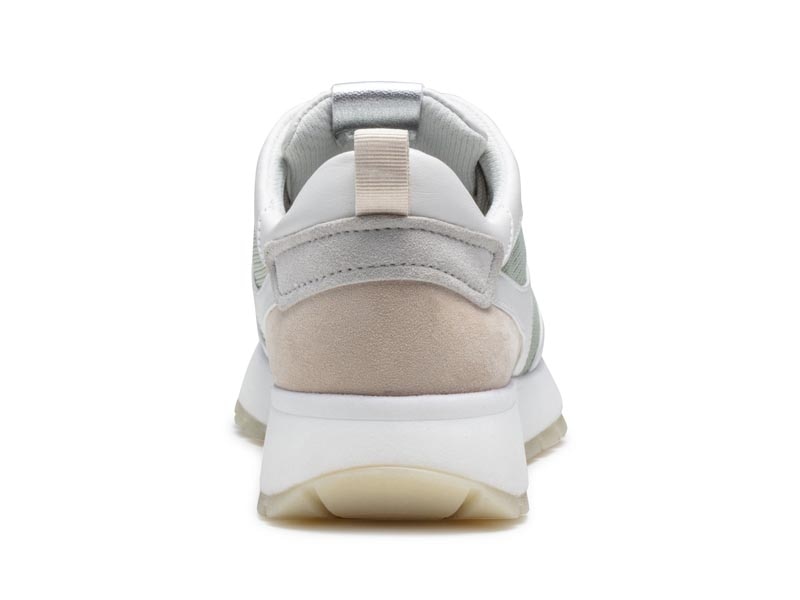 メッシュスニーカー