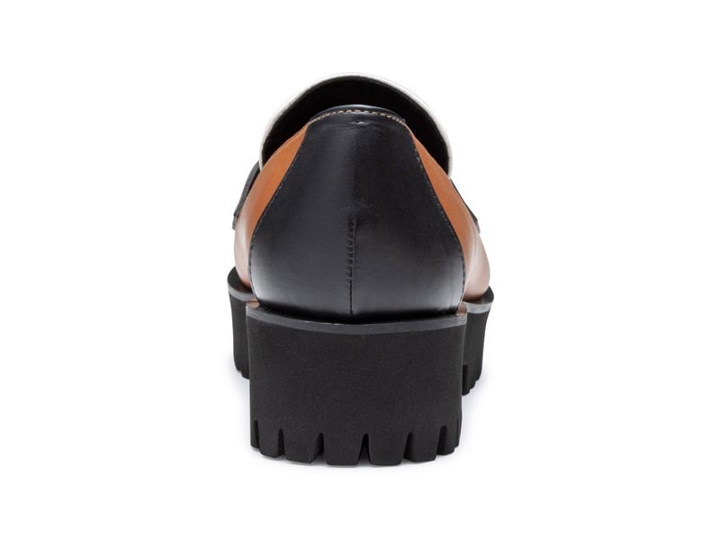 タッセルローファー