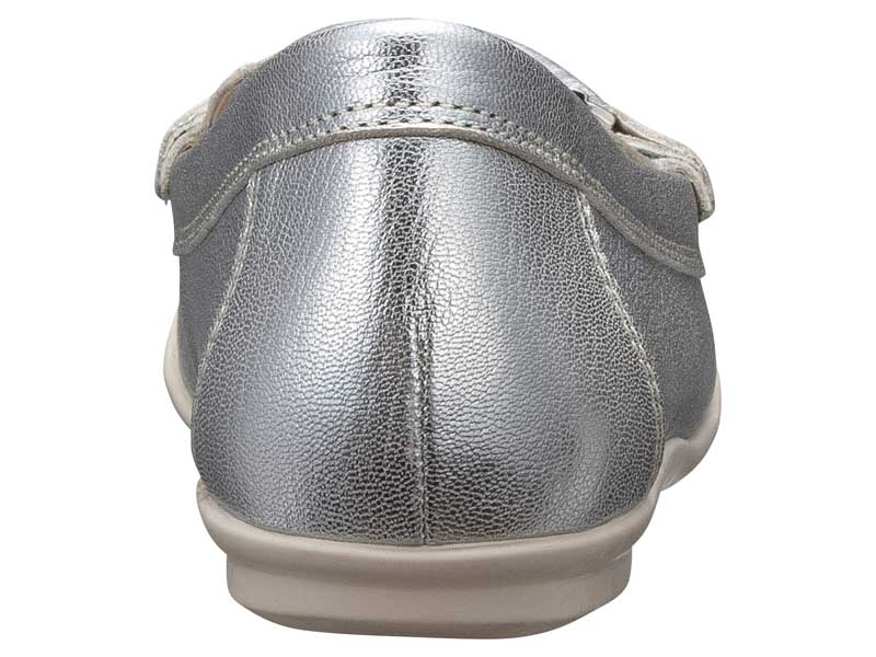 ビット付きフラットシューズ