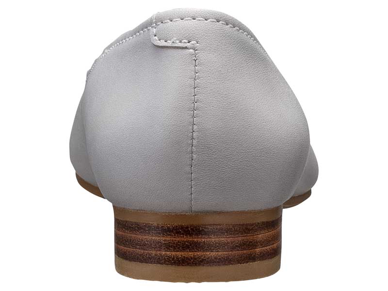 フラットパンプス