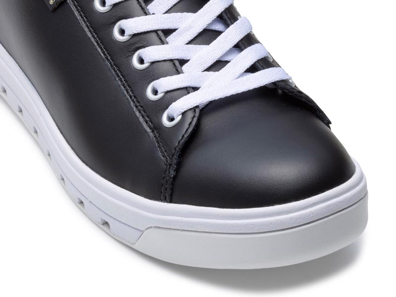 コートスニーカー「GORE-TEX SURROUND（R）フットウェア」