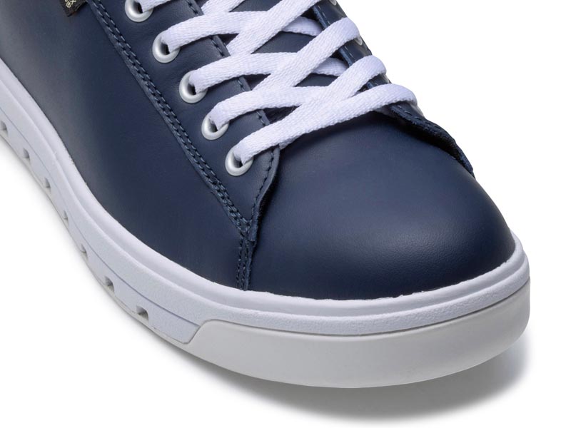 コートスニーカー「GORE-TEX SURROUND（R）フットウェア」