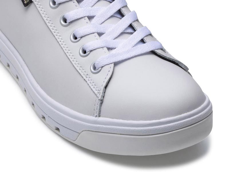 コートスニーカー「GORE-TEX SURROUND（R）フットウェア」