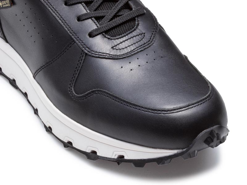 スニーカー GORE-TEX SURROUND