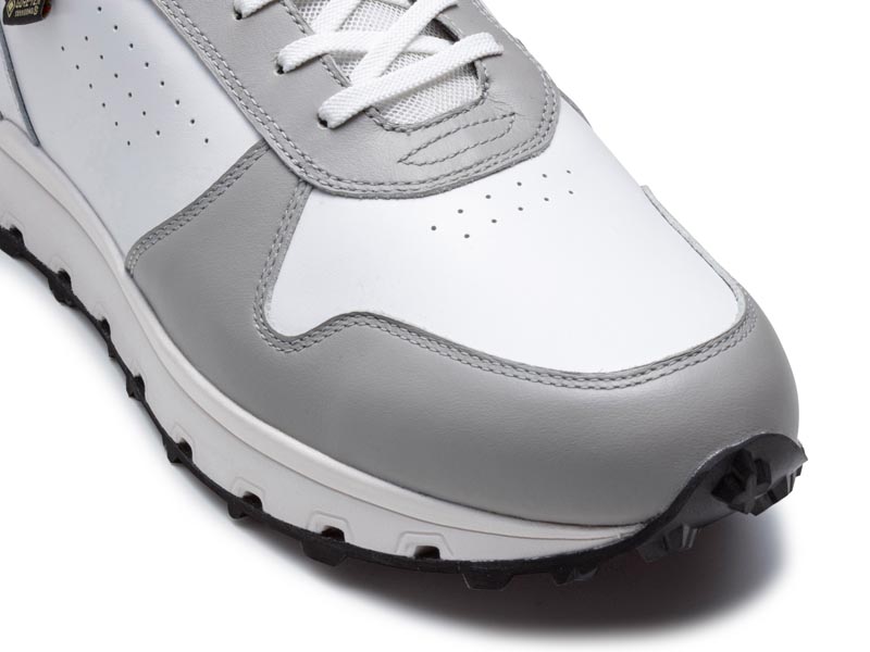 スニーカー GORE-TEX SURROUND