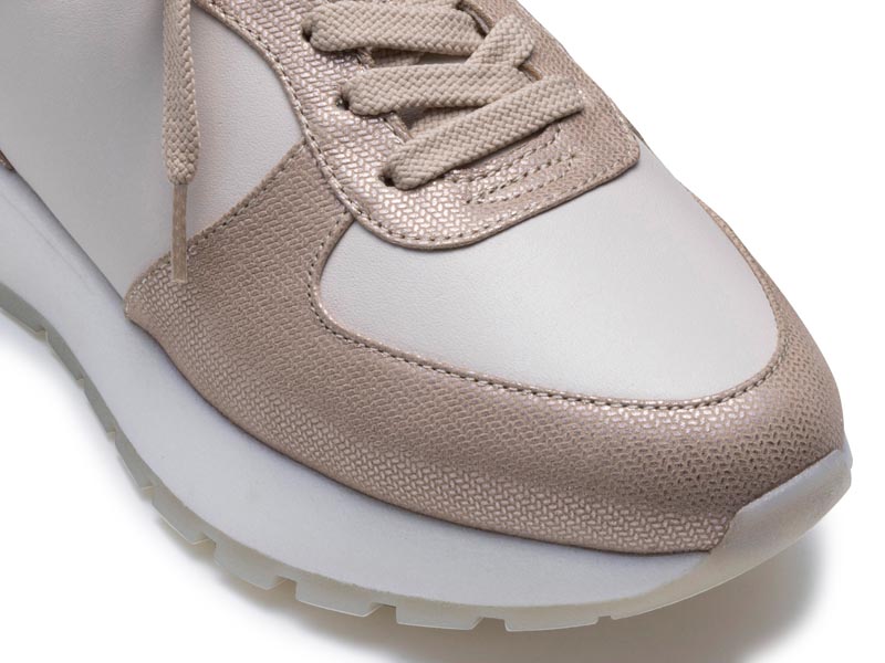 レースアップスニーカー