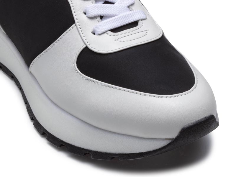 レースアップスニーカー