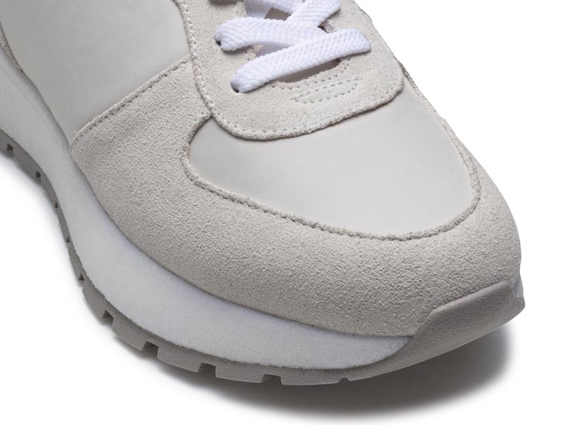 レースアップスニーカー