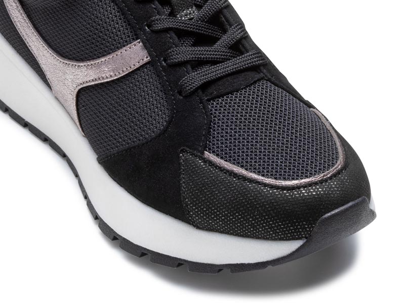 メッシュスニーカー