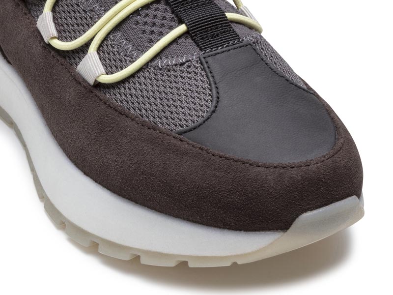 コードストッパースニーカー