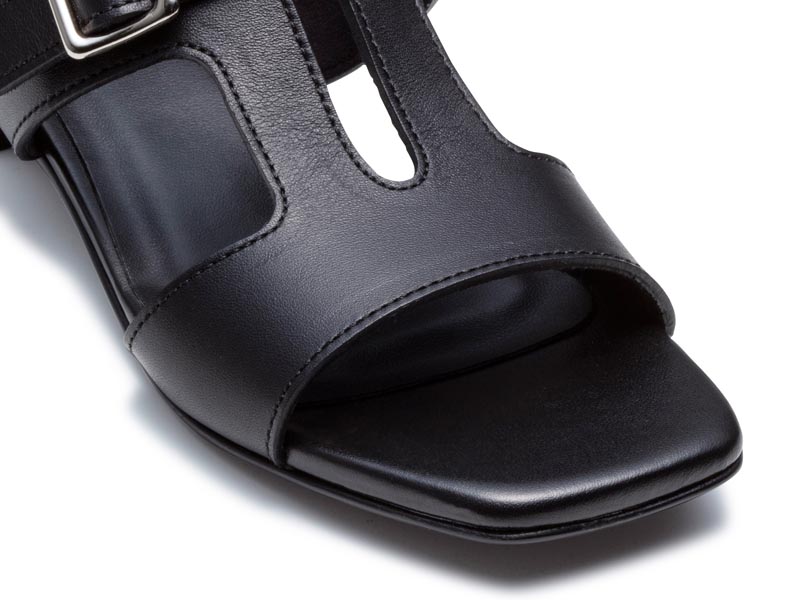 フラットサンダル