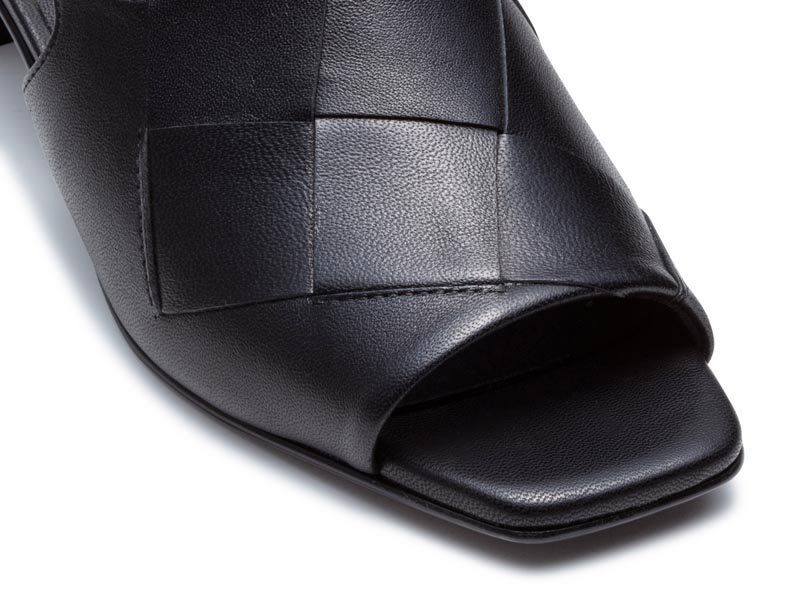 メッシュサンダル