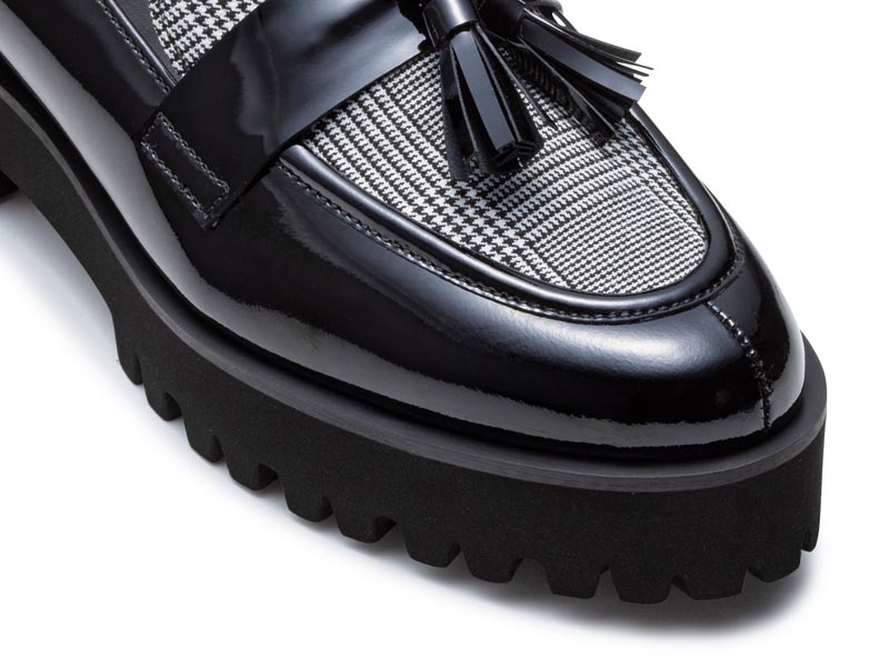 タッセルローファー