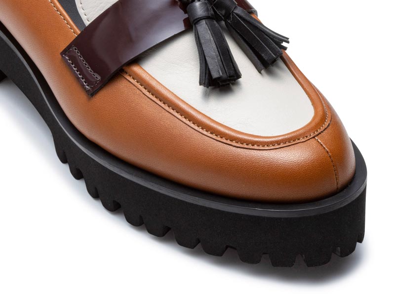 タッセルローファー