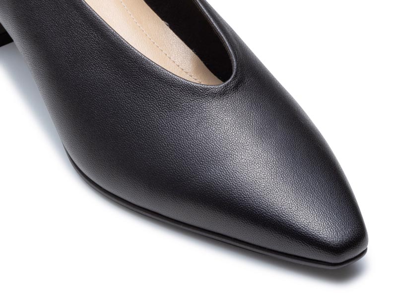 Vカットカバードパンプス