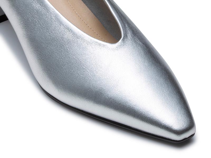 Vカットカバードパンプス