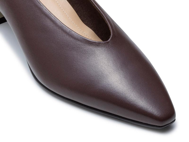 Vカットカバードパンプス