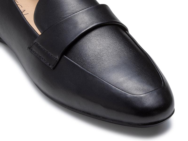 フラットローファー